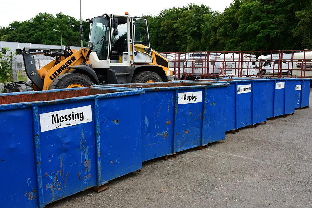 Altmetall-Container Altmetallcontainer für Messing, Kupfer, Mischschrott, Zink und Blei auf dem Schrottplatz Bringwert in Duisburg-Beeck