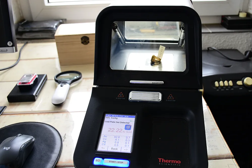 Röntgenanalyse Edelmetall Ein goldener Ring in einem Röntgenanalysegerät bei Bringwert in Duisburg.