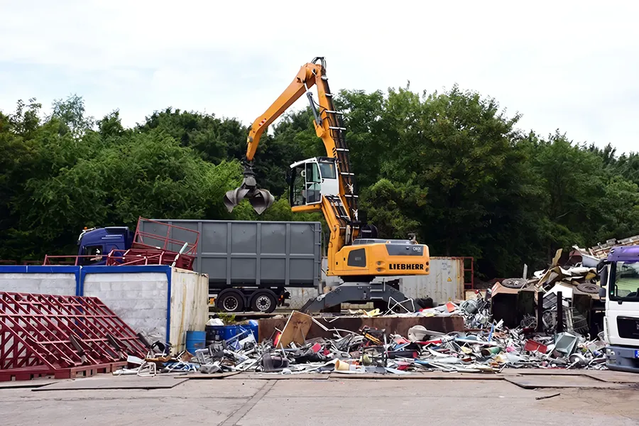 Bringwert Schrottverwertung Verladung Stahlschrott wird mit einem Greifbagger bei Bringwert in Duisburg auf einen LKW geladen.